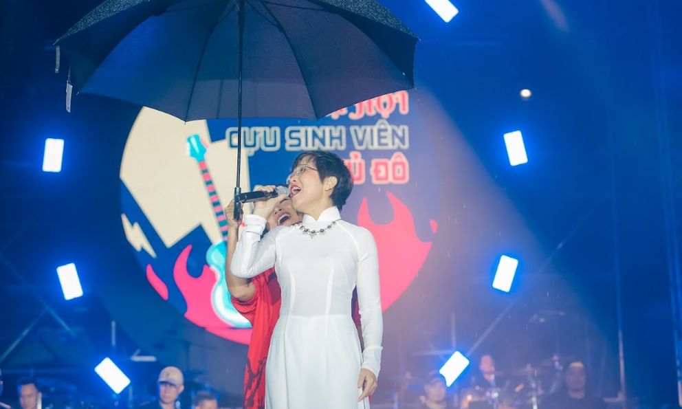 Bất ngờ với giọng hát của MC Thảo Vân và việc làm cảm động của cậu con trai dành cho mẹ tại sân khấu hàng nghìn khán giả