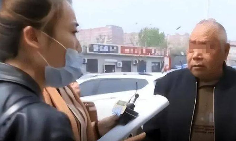 Người đàn ông ở tầng 2 phá dỡ cầu thang chung, yêu cầu cư dân phải trả phí 1,7 tỷ đồng nếu đi qua, khẳng định: “Đây là đất của tôi nên tôi có quyền”  
