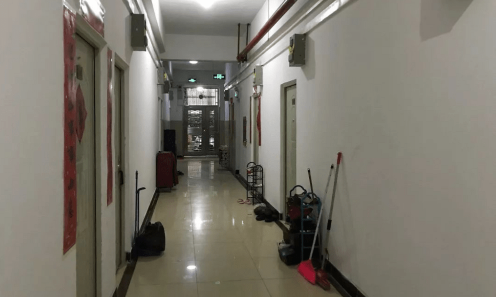 Lắp đặt tủ giày ở hành lang chung cư, người đàn ông bị hàng xóm kiện ra tòa: Anh phải tháo dỡ ngay lập tức!