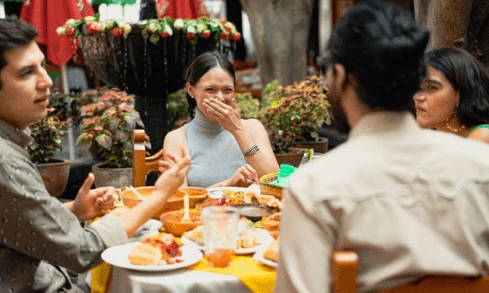 Cấp trên mời cả phòng đi ăn nhưng đồng nghiệp nhắc khéo ‘‘trả tiền giúp sếp đi’’, cách người EQ cao đối đáp khiến ai cũng kiêng nể