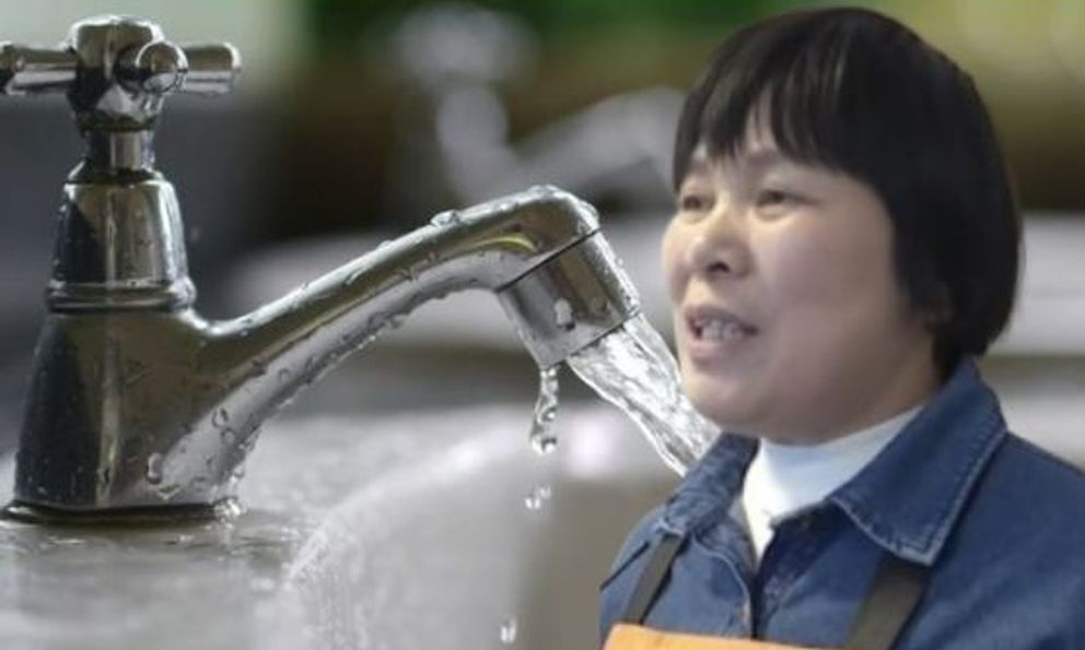 Chuyển vào nhà mới 18 ngày, nhận hóa đơn 140 triệu đồng tiền nước cho cả tòa nhà, người phụ nữ bức xúc: “Chẳng lẽ tôi mở hồ bơi trong nhà?