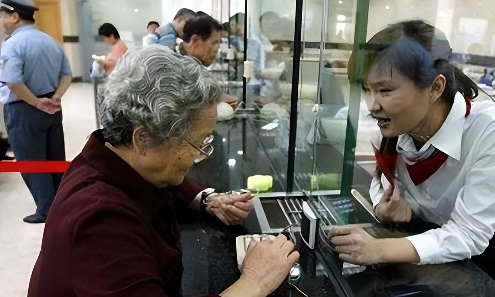 Người phụ nữ nhận thông báo chồng nợ xấu 280 triệu đồng từ 3 năm trước, bị ngân hàng khởi kiện: “Chồng tôi đã qua đời được 5 năm”