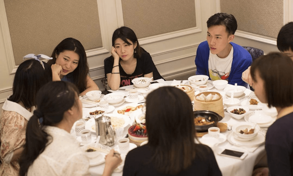 Họp lớp sau 20 năm, người lương trên 52 triệu đồng/tháng được xếp ngồi riêng, tôi ngồi cùng nhóm còn lại, ăn xong tôi lập tức rời nhóm chat