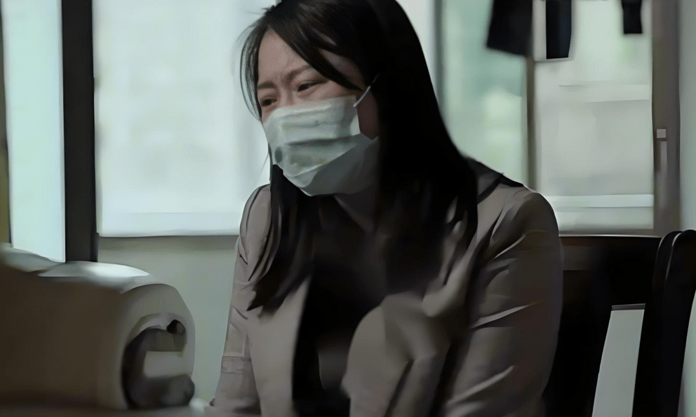 Phát hiện người phụ nữ ra ngoài với balo chứa 3,4 tỷ đồng tiền mặt, cảnh sát lập tức chặn lại, đối phương tuyên bố: Đừng ngăn tôi làm giàu 