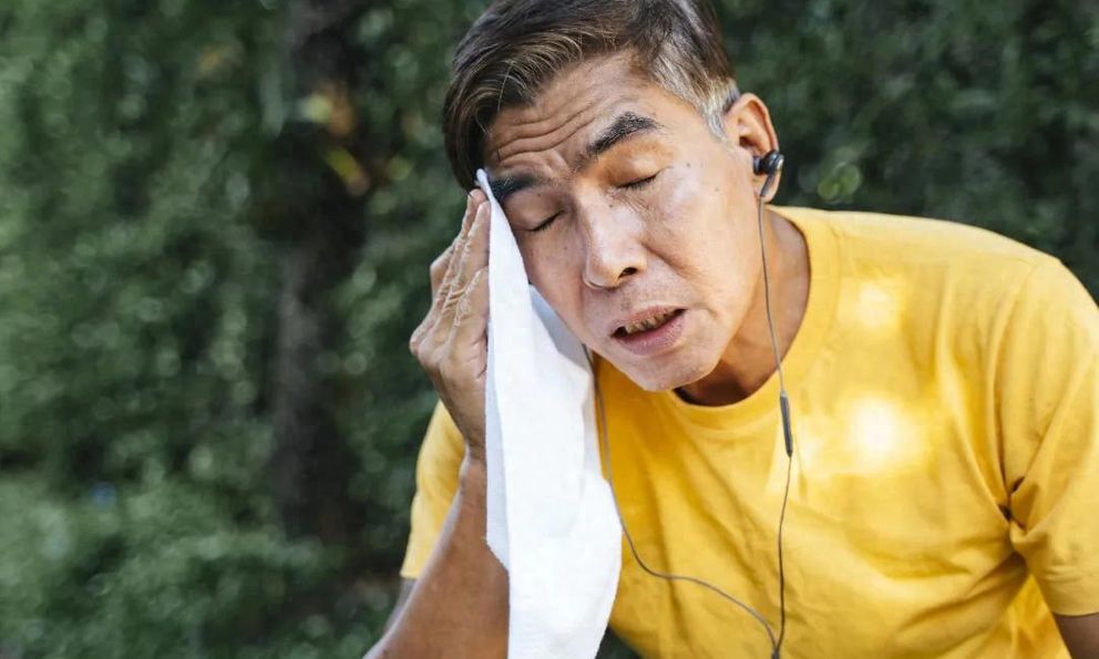 Đổ nhiều mồ hôi vào mùa hè là cơ thể đang “giải độc” hay “suy nhược”? 
