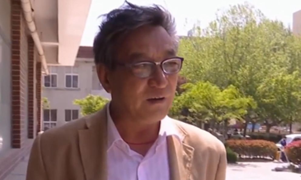 Chi 3,5 tỷ đồng mua nhà, 2 vợ chồng sinh sống suốt 5 năm thì bỗng thấy bị rao bán đấu giá, tòa tuyên bố: Phải mua lại giá 6,8 tỷ đồng