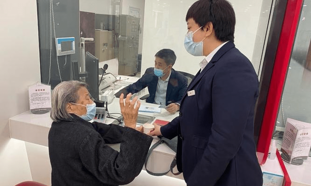 Thay mới thẻ ATM cũ, người phụ nữ phát hiện tài khoản có thêm 1,7 tỷ đồng, ngân hàng khẳng định: Sao kê không tìm thấy người đã chuyển khoản nhầm?   