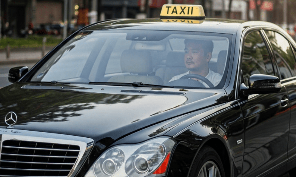 Vay trả góp để mua xe sang 5 tỷ chạy dịch vụ, người đàn ông thu về 35 triệu đồng/tháng, bị mọi người chê bai vẫn tự tin: 