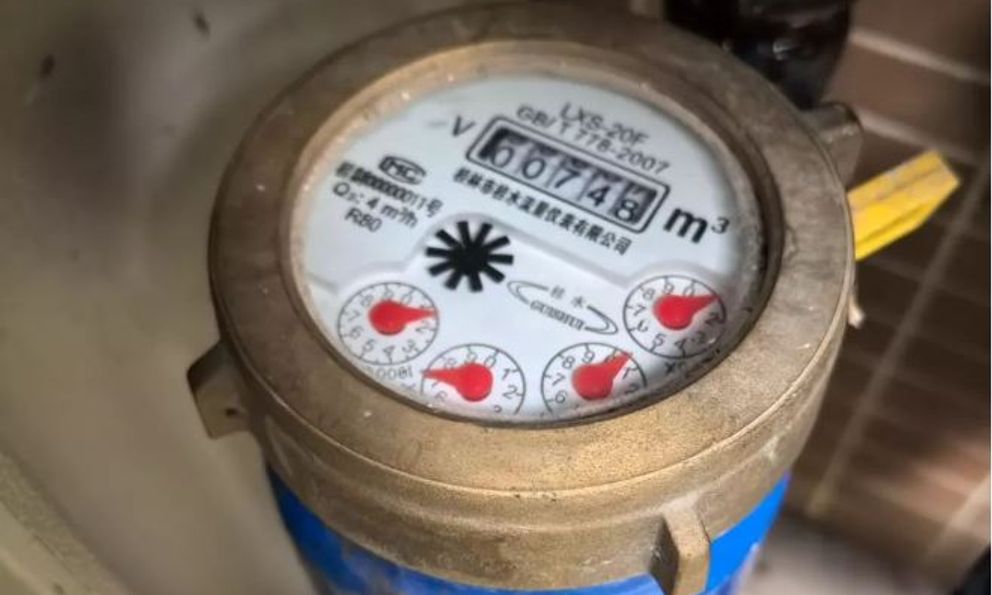Đi du lịch dài ngày về nhận hóa đơn nước hơn 779 triệu đồng, gia chủ yêu cầu kiểm tra đồng hồ nước thì được thông báo: “Có dấu hiệu bị can thiệp”