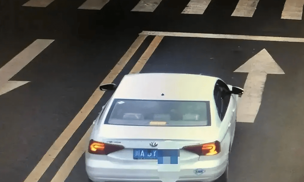 Ô tô 4 chỗ vượt 6 lượt đèn đỏ liên tiếp bị yêu cầu dừng xe: Cảnh tượng trong xe khiến CSGT thay đổi thái độ, mời đi luôn  