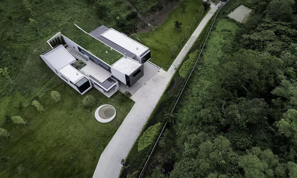 Người đàn ông 54 tuổi mua nguyên một quả đồi 30.000m2 để nghỉ hưu, xây biệt thự “không có mái” sống một mình vẫn hài lòng