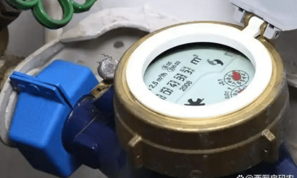 Nhận hóa đơn nước hơn 300 triệu đồng, gia chủ yêu cầu nhân viên đến kiểm tra đồng hồ nước thì phát hiện cảnh tượng khó tin