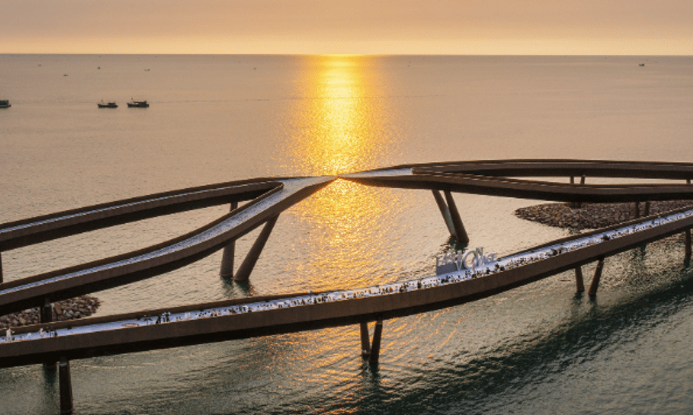 1 cây cầu của Việt Nam được báo Mỹ ca ngợi hết lời: Dài 800m, người xếp hàng dài để được check-in