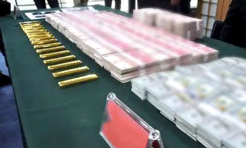 Kiểm tra nhà người phụ nữ 57 tuổi, phát hiện hơn 35 tỷ đồng tiền mặt và 16 kg vàng