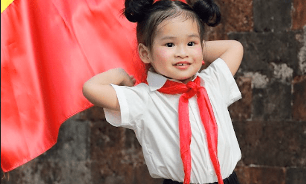 Bé gái gây sốt với bộ ảnh “Em bé Hà Nội” cực đáng yêu: Chỉ mới 2 tuổi đã nói song ngữ Anh - Việt, là con gái của 1 Á hậu nổi tiếng  