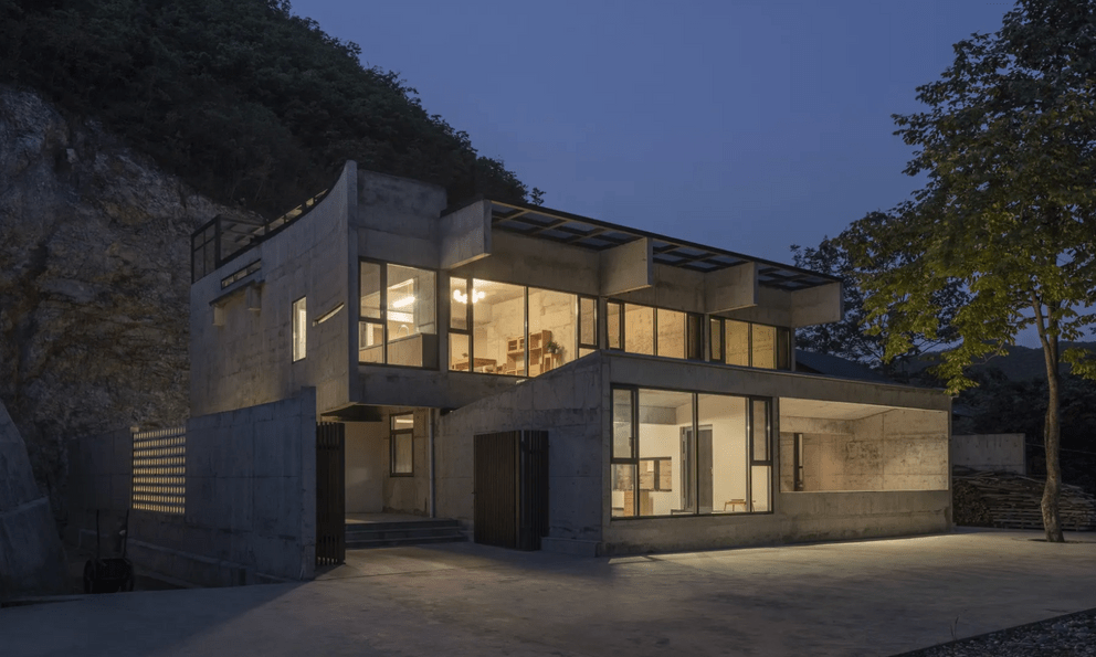 Biệt thự của vợ chồng già ở lưng chừng núi khiến hàng xóm ngỡ ngàng: Thiết kế ‘‘không giống ai’’, diện tích 450m2 đủ cho 3 thế hệ 