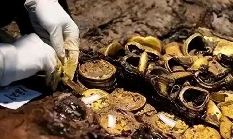 Người nông dân đang làm đồng vô tình phát hiện một hộp gỗ chứa 70kg vàng