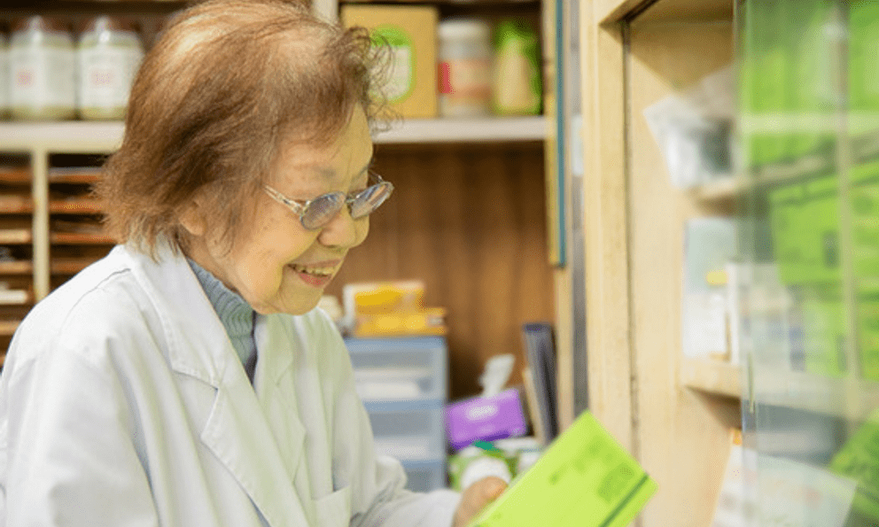 Nữ dược sĩ già nhất thế giới 103 tuổi vẫn minh mẫn, làm việc thoăn thoắt: Nhờ 8 động tác làm ngay trên giường