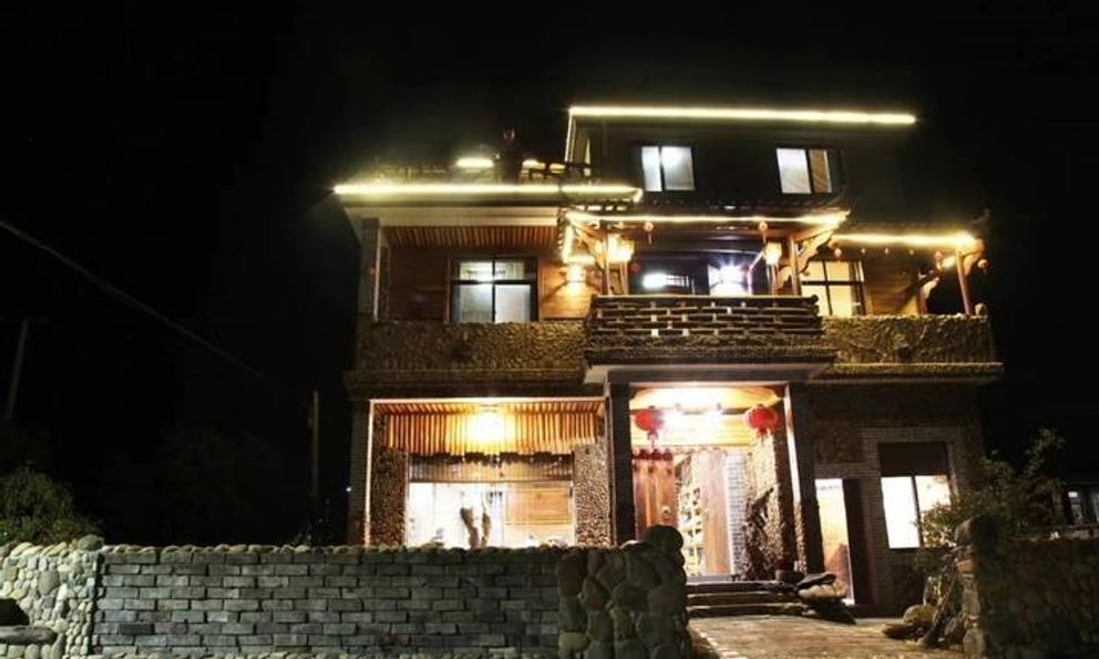 Người đàn ông “nhặt” 60.000 viên đá xây biệt thự 6 tỷ đồng để nghỉ hưu: 3 thế hệ cùng chung sống đều hài lòng