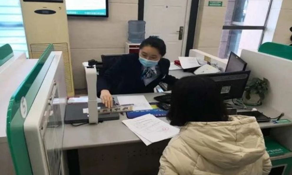 Người phụ nữ thu nhập cao nhận 9 giấy thông báo nợ xấu 12 tỷ đồng, tòa án phán quyết: “Chị không vay nhưng vẫn phải trả”