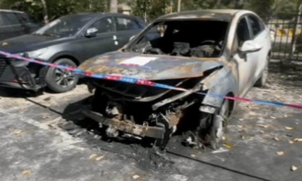 Ô tô bất ngờ cháy rụi khi đỗ tại bãi xe tự động, chủ sở hữu đòi bồi thường 700 triệu đồng nhưng ban quản lý từ chối: Chúng tôi chỉ cho thuê chỗ để xe! 