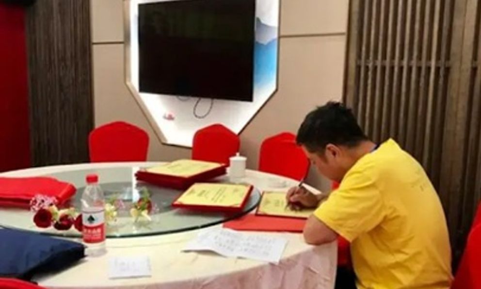 Mừng con đỗ đại học, người đàn ông mở 40 mâm cỗ nhưng chỉ 6 người có mặt: Chẳng dám trách, còn phải vội đi xin lỗi