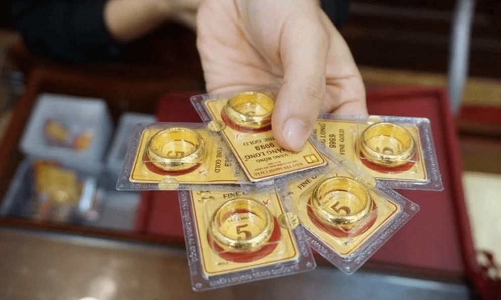 Cho bạn vay “nóng” 3 lượng vàng vào hôm lập đỉnh 124 triệu đồng/lượng, người phụ nữ mất ngủ vì giá vàng biến động, lao dốc từng ngày