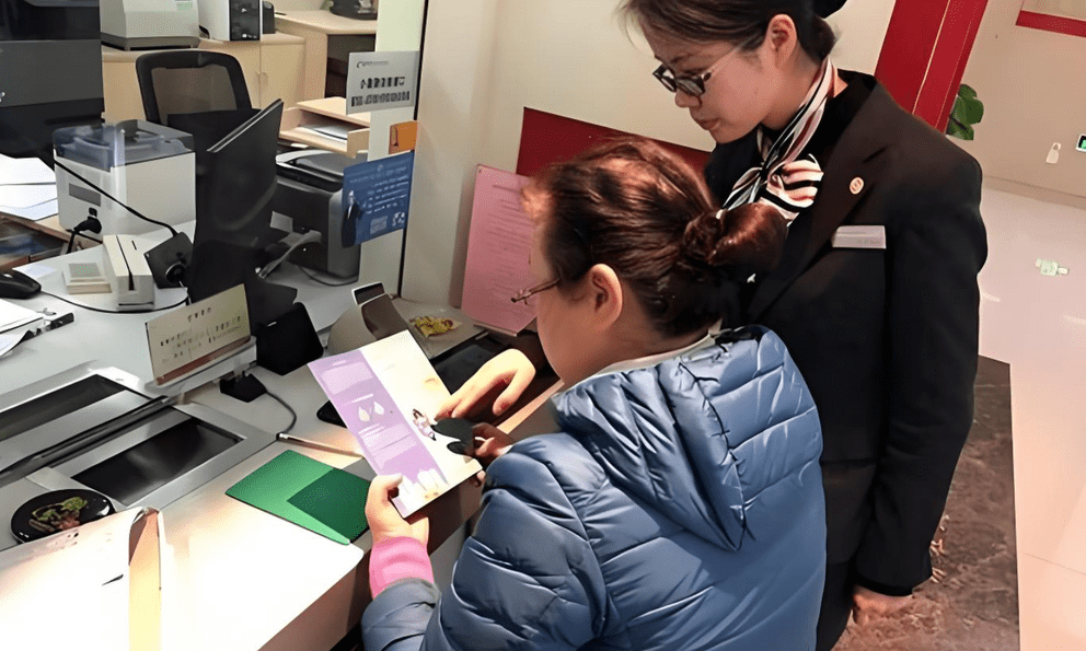 Người phụ nữ gửi tiết kiệm 3,5 tỷ đồng lãi suất 5%/năm, 5 năm sau đến rút tài khoản còn 0 đồng nhưng ngân hàng khởi kiện: “Chúng tôi mới là người bị lừa”