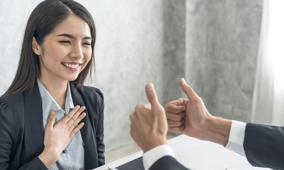 Khi được khen “bạn giỏi quá”, người thường nói “cảm ơn”, người EQ cao trả lời đầy tinh tế khiến người nghe mát lòng