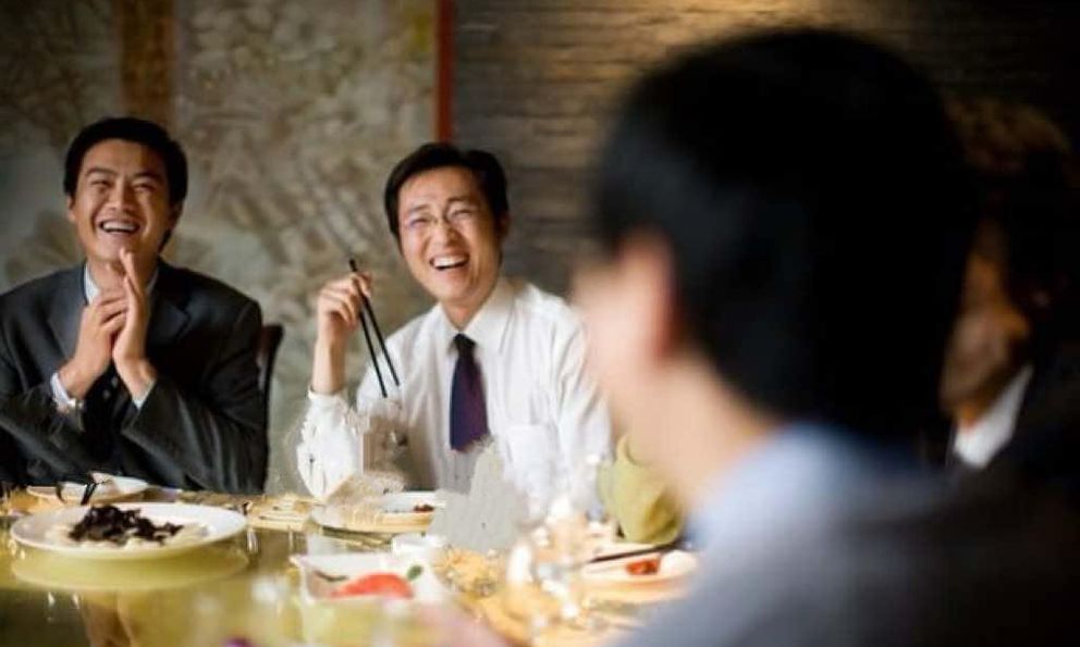 Sau bữa cơm, khách nói “để bạn tốn kém quá”, người thường đáp “không đáng bao nhiêu đâu”, người EQ cao trả lời khiến đối phương mát lòng