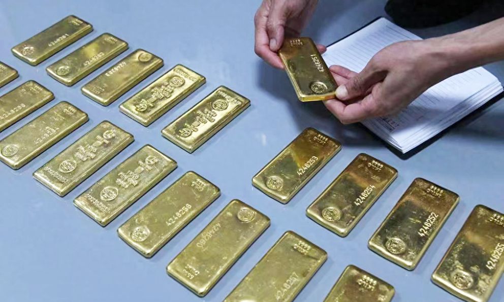 Phát hiện 119 kg vàng thỏi và 14 tỷ đồng tiền mặt dưới gầm giường của một chủ doanh nghiệp