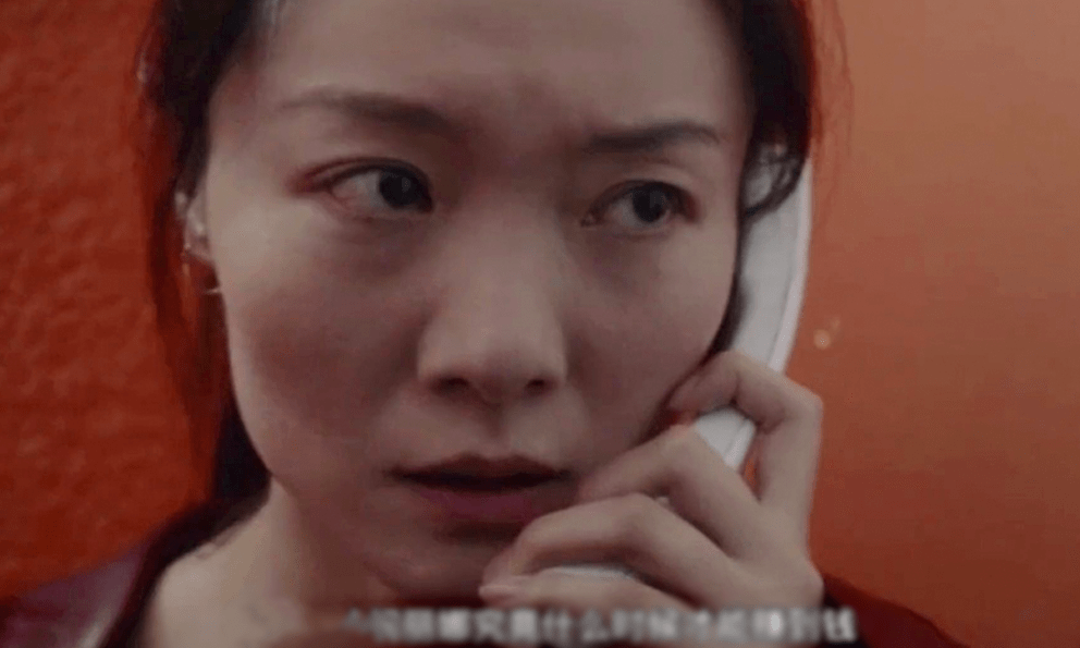 Thấy chủ nhà thường xuyên nghe điện thoại, cô giúp việc nhanh chóng báo cảnh sát: Vụ lừa đảo 12 tỷ đồng bị chặn đứng ngoạn mục