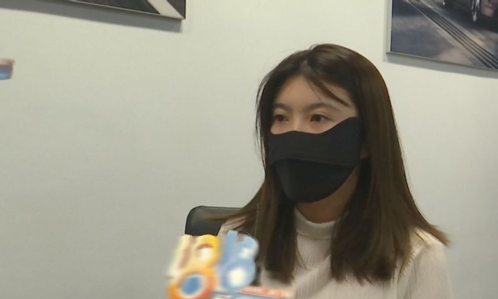 Người phụ nữ bỏ 3,5 tỷ đồng mua Porsche điện tại Trung Quốc, nửa tháng sau đã phát hiện lỗi, hãng tuyên bố: Lỗi tại móng tay của chị