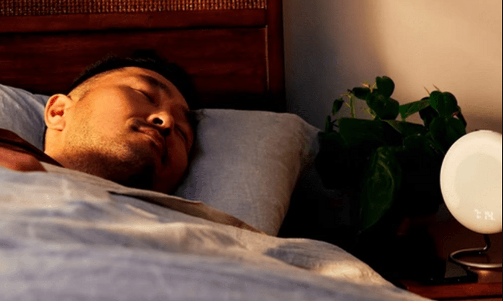 Qua tuổi 65, đi ngủ nhất định phải đặt 3 thứ này ở đầu giường: Có thể cứu nguy vào những thời điểm quan trọng