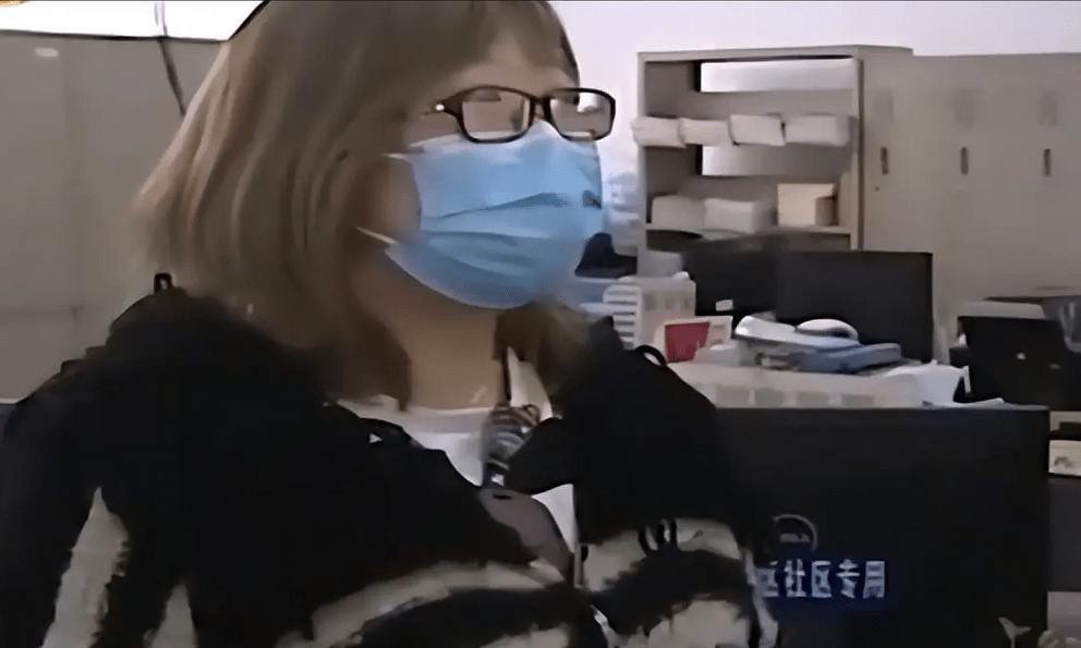 Người phụ nữ “cấm” người khác sử dụng thang máy, phải leo bộ nhiều năm, hàng xóm tới tận cửa tranh cãi: “Cô có quyền gì mà làm vậy?”