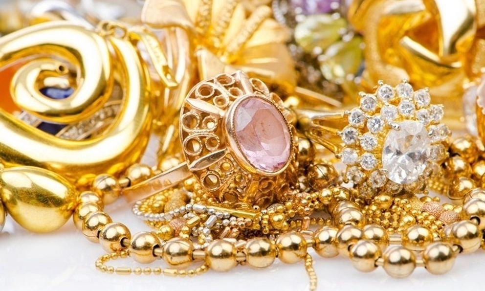 Phát hiện túi đen chứa 5 chỉ vàng cùng nhiều trang sức, đá quý bị bỏ quên trên tàu