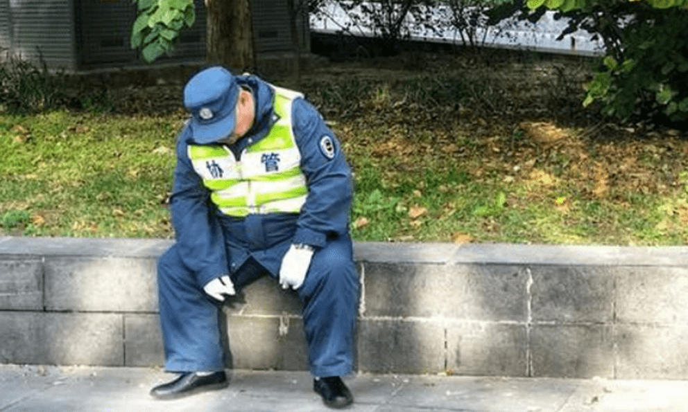 Trung Quốc: Bị ép nghỉ hưu sớm còn mất 20% lương, tôi dứt khoát làm 1 việc rồi rời đi, 2 tháng sau nhận được cuộc gọi “cầu cứu” từ giám đốc 