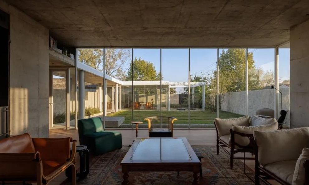 Người đàn ông thuê đất 20 năm, chi 6 tỷ đồng xây biệt thự “trong suốt” 220m2 để nghỉ hưu ở tuổi 49 khiến ai cũng trầm trồ