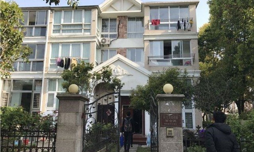 Người đàn ông sống 9 năm trong biệt thự 4,3 tỷ đồng thì nhà bất ngờ bị ngân hàng bán đấu giá, tòa án phán quyết: “Anh không sai nhưng phải rời đi”