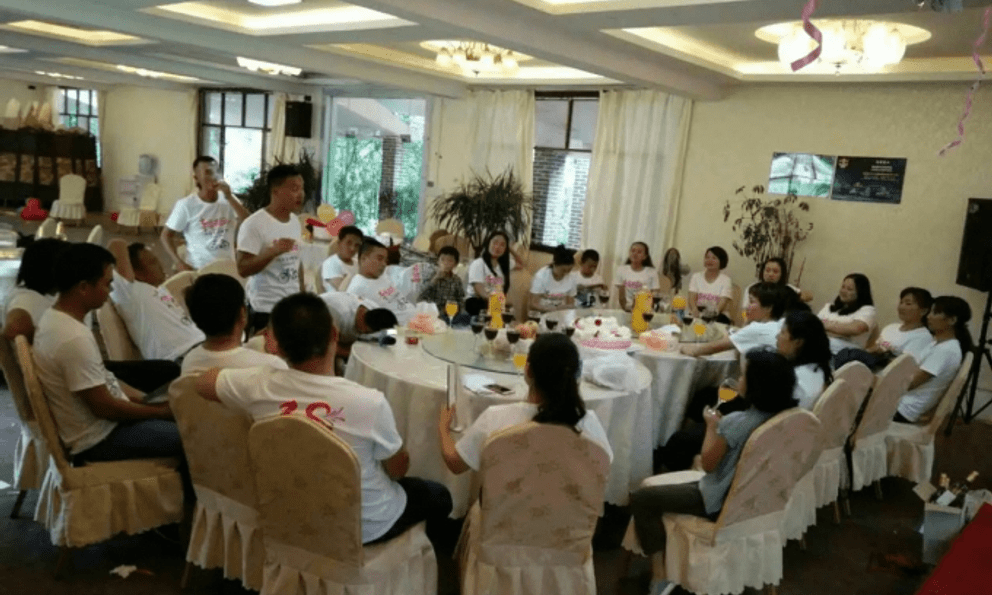 Đi họp lớp, tôi bắt xe buýt đến, còn các bạn lái BMW, Mercedes: Về đến nhà, tôi đơ người vì 1 dòng tin nhắn cả đời không thể quên 