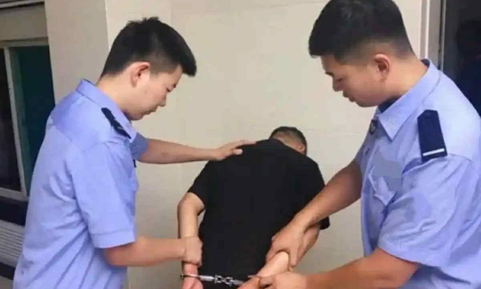 Tịch thu hơn 50 tỷ đồng tiền mặt và 17 xe sang các loại như Porsche 911, BMW, Mercedes-Benz trong nhà của 1 người đàn ông 