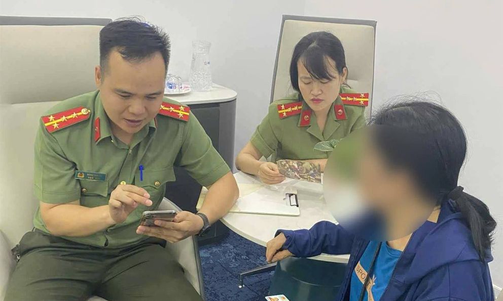 Cụ bà mang 763 triệu tiền tiết kiệm đến trụ sở MBBank để chuyển khoản cho con rể mua nhà: Giao dịch viên dừng thủ tục, lập tức báo công an