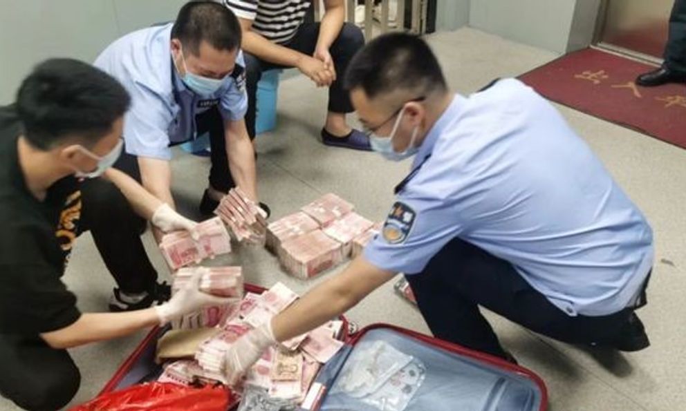 Tịch thu 8,2 tỷ đồng tiền mặt trong một công ty công nghệ, cảnh sát phải trải kín mặt bàn để kiểm kê