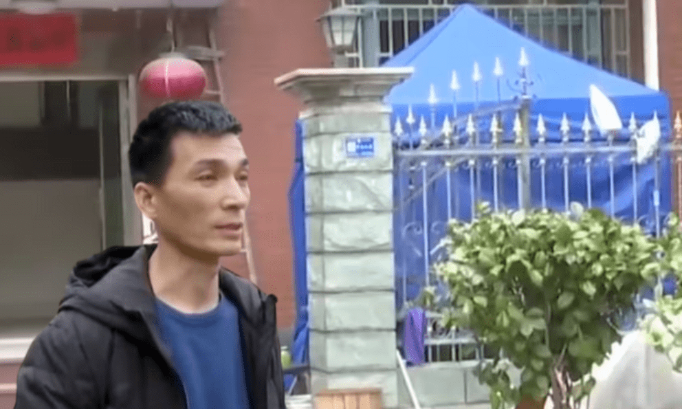 Doanh nhân chi 23 tỷ đồng mua biệt thự, ngày dọn đến bố mẹ chủ cũ dựng lều trước cổng: 