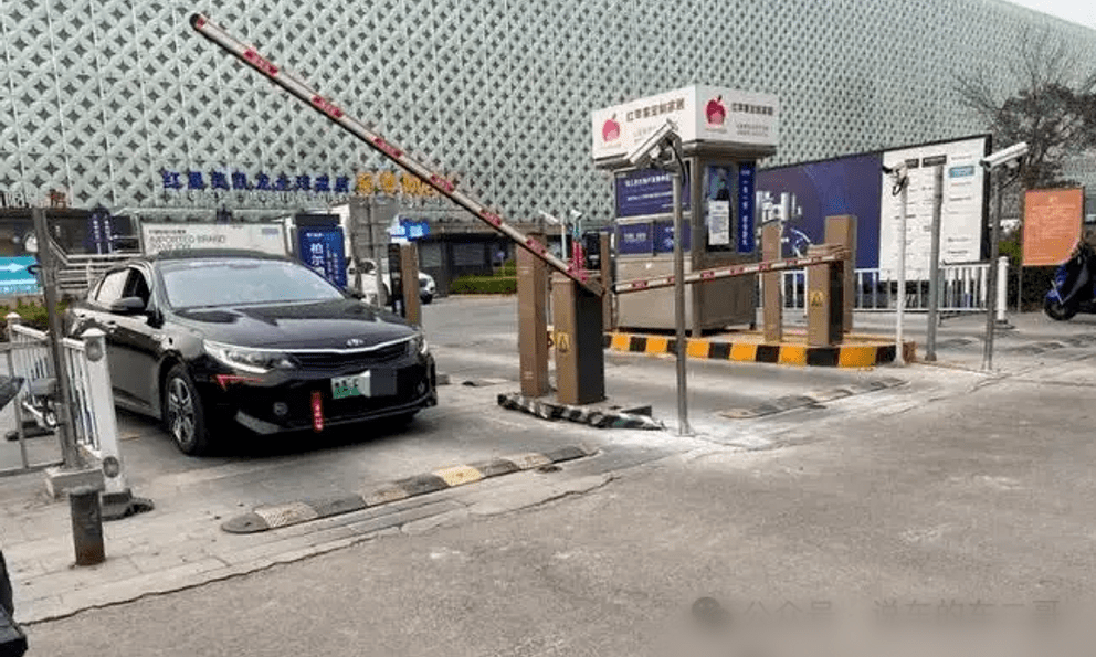 Đỗ xe 5 phút bị thu 18 triệu đồng, người phụ nữ gọi ngay cảnh sát, nhân viên thu phí tuyên bố: 