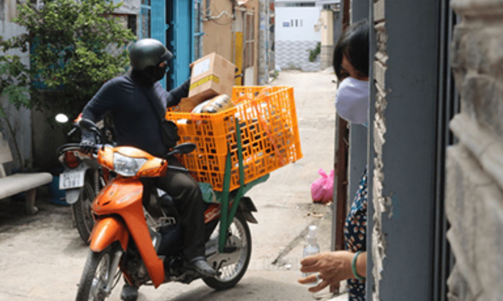 Chuyển khoản 1,8 triệu đồng cho shipper nhưng không thành công, người phụ nữ Hà Nội thao tác lại thì mất luôn 100 triệu đồng