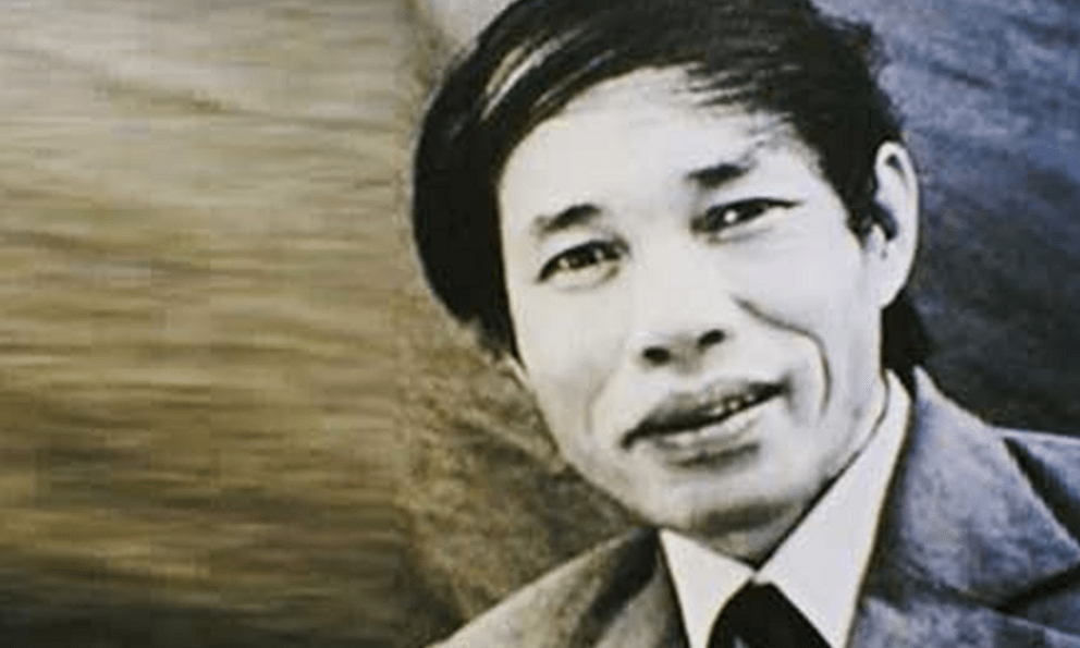 Người đứng sau 