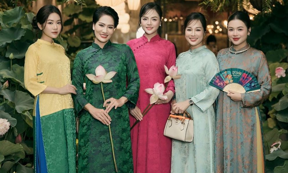 Dàn sao Việt hội tụ giữa vườn thơ của Cao Minh Tiến, xao xuyến với show thời trang trong vườn sen đẹp mộng mị