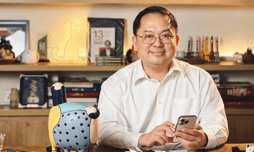 Ông Hoàng Nam Tiến: 