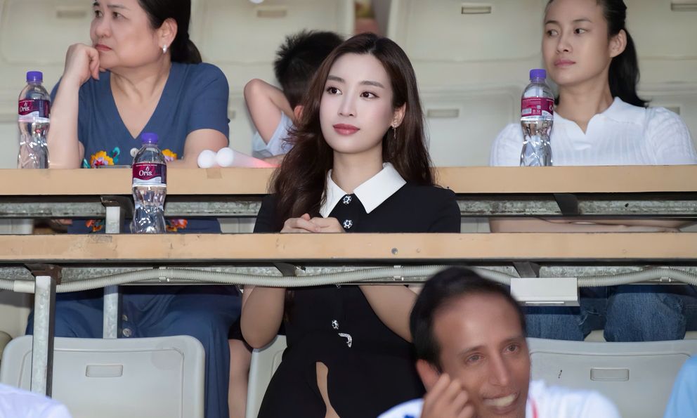 Hoa hậu Đỗ Mỹ Linh xuất hiện cùng mẹ chồng trong một sự kiện đặc biệt hút 10.000 khán giả, nhan sắc chuẩn “dâu hào môn” gây chú ý